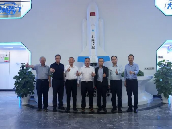 全國(guó)工程勘察設(shè)計(jì)大師郁銀泉、任慶英、周建龍等專(zhuān)家組團(tuán)考察兆弟綠色全裝配式技術(shù)新突破